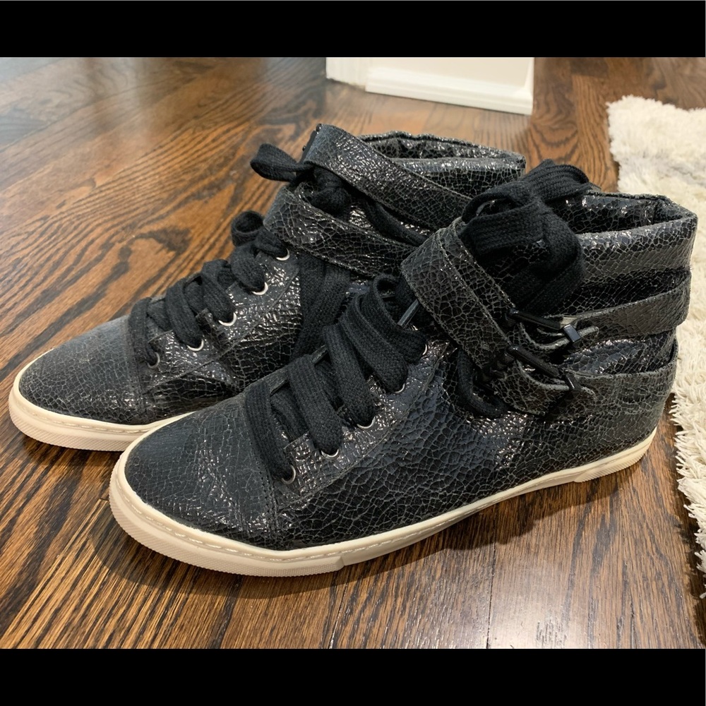 Schutz sneakers size 8(US). LIKE NEW. worn once